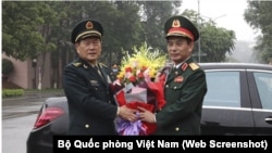 Bộ trưởng Quốc phòng Trung Quốc Ngụy Phượng Hòa (trái) được người đồng cấp phía Việt Nam, Phan Văn Giang, tiếp đón ở Hà Nội hồi tháng 4/2021.