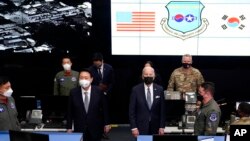 지난달 22일 방한한 조 바이든 미국 대통령과 윤석열 한국 대통령이 오산 미 공군기지에 있는 항공우주작전본부(KAOC) 작전조정실을 함께 방문했다.