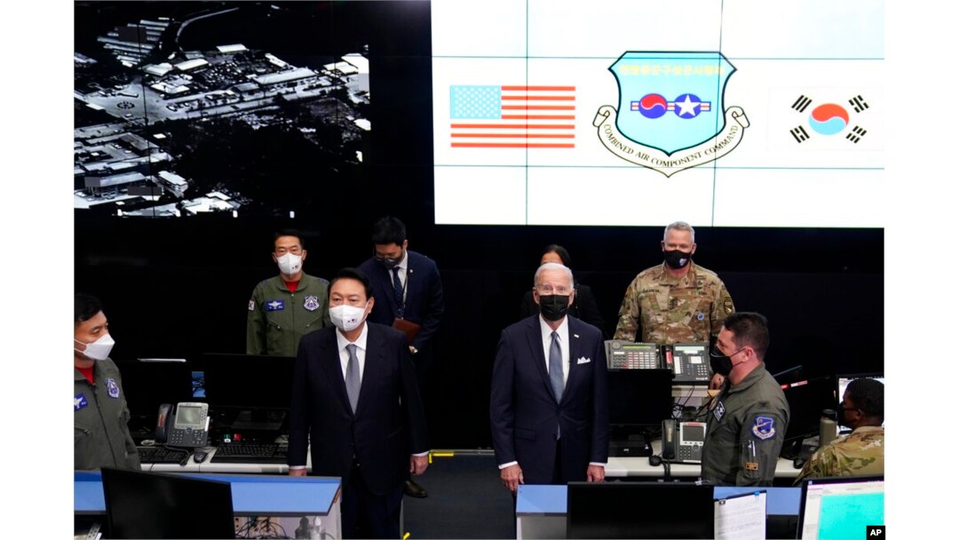 지난 5월 방한한 조 바이든 미국 대통령과 윤석열 한국 대통령이 오산 미 공군기지에 있는 항공우주작전본부(KAOC) 작전조정실을 함께 방문했다.