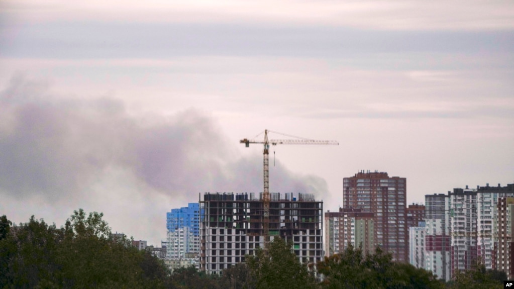 Khói đen bốc lên sau vụ tấn công bằng tên lửa vào Kyiv, Ukraine, hôm 5/6.