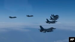 Borbeni avioni Sjedinjenih Država i Južne Koreje lete u formaciji tokom združene vojne vežbe, 7. juna 2022. (Foto: AP/South Korea Defense Ministry)