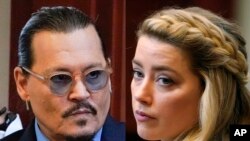 Akte Johnny Depp a goch epi Amber Heard a dwat, pandan yon pwose nan tribinal nan vil Fairfax, eta Vijini, Vandredi 27 Me, 2022. 