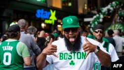 Un fan du Celtic heureux dans la queue pour entrer au TD Garden pour suivre le match Boston - golden State , Massachusetts, le 8 juin 2022.