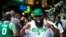 Un fan du Celtic heureux dans la queue pour entrer au TD Garden pour suivre le match Boston - golden State , Massachusetts, le 8 juin 2022.