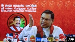 Mantan Menteri Keuangan Sri Lanka Basil Rajapaksa, adik dari Presiden Sri Lanka Gotabaya Rajapaksa, mengumumkan pengunduran dirinya sebagai anggota parlemen, dalam konferensi pers di Kolombo, 9 Juni 2022. (Foto: AFP)