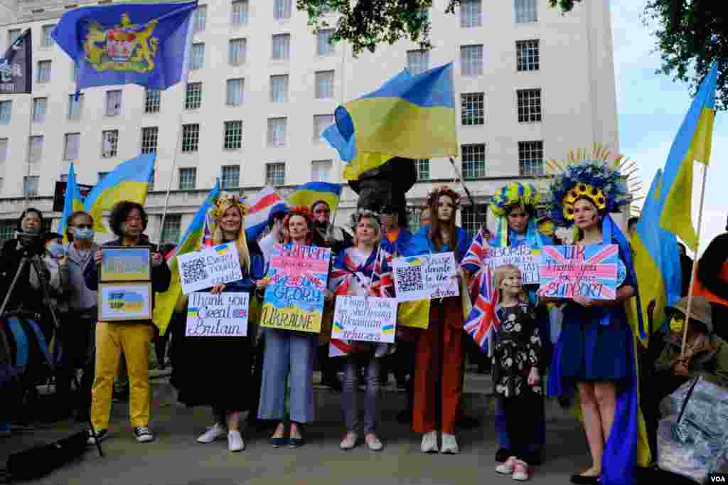 2022年6月4日在倫敦舉行的六四事件紀念集會上，來自支持香港與烏克蘭的示威者。（美國之音/鄭樂捷）