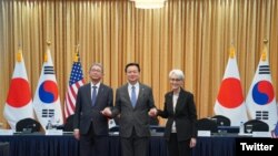 웬디 셔먼(오른쪽) 미 국무부 부장관이 8일 서울에서 조현동(가운데) 한국 외교부 1차관, 모리 다케오 일본 외무성 사무차관과 회동하고 있다. (셔먼 부장관 트위터)