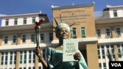 FILE: Cambodian-U.S. lawyer Theary Seng arrives dressed up as a chained Statue of Liberty for her treason verdict at Phnom Penh Municipal Court, in Phnom Penh, Cambodia June 14, 2022. (Hul Reaksmey/VOA Khmer)
