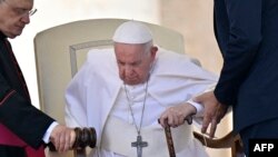 Papa François, na nzete na maboko, asungami mpo na kotelema na misa na esika ya Santu Petelo, Roma, 8 juin 2022.