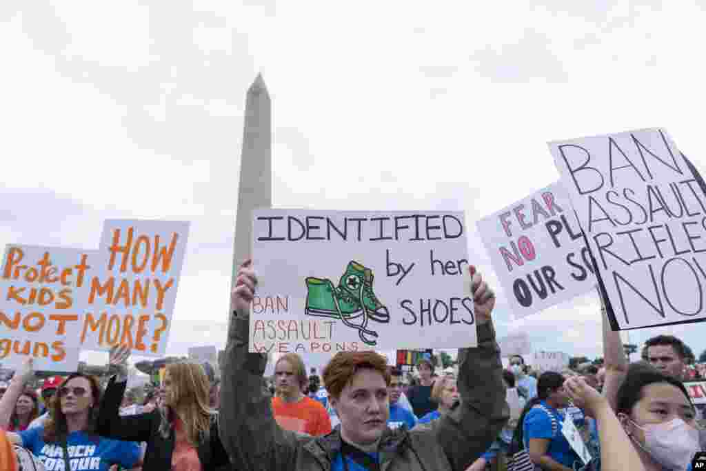 Maelfu ya watu wahudhuria mkutano wa kup[inga bunduki &#39;March for Our Lives&#39; mjini Washington, DC, Jumamosi, June 11, 2022.