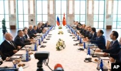 Menteri Luar Negeri Sergey Lavrov bersama delegasi Rusia (kiri), dan Menlu Mevlut Cavusoglu beserta anggota delegasi Turki dalam pertemuan di Ankara, Turki, Rabu, 8 Juni 2022. (Layanan Pers Kementerian Luar Negeri Rusia via AP)