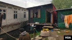 A makeshift kitchen near a houseboat anchored on the banks of Nigeen Lake in Kashmir. (Bilal Hussain/VOA)