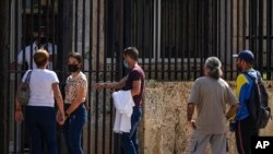 La gente espera su turno frente a la embajada de Estados Unidos el día después de que reabrió sus servicios consulares en La Habana, Cuba, el miércoles 4 de mayo de 2022. (Foto AP/Ramón Espinosa)