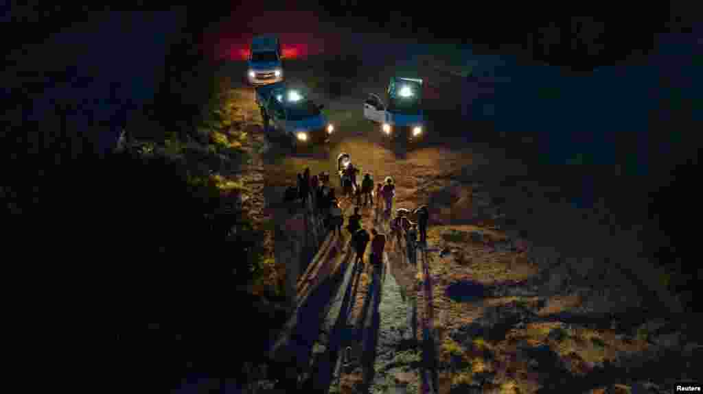 Asylum seeking migrants from Central and South America are registered by border patrol agents after they crossed the Rio Grande river into the United States from Mexico in Roma, Texas, June 13, 2022. (REUTERS/Adrees Latif )