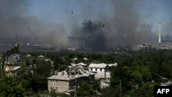 Sebuah bangunan yang rusak di Lysychansk selama pertempuran antara pasukan Rusia dan Ukraina di wilayah Ukraina timur Donbas pada 9 Juni 2022. (Foto: AFP)