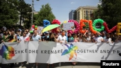 ARHIVA - Učesnici Parade ponosa u Prištini, 1. jula 2021. (Foto: Reuters/Florion Goga)