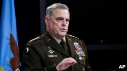 El jefe del Estado Mayor Conjunto, general Mark Milley, habla durante una sesión informativa en el Pentágono en Washington, el jueves 6 de mayo de 2021.