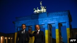 Президент Франции Эммануэль Макрон и канцлер Германии Олаф Шольц в Берлине, 9 мая 2022 года