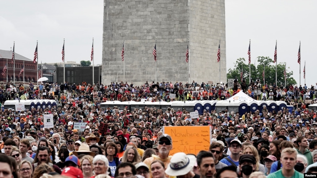 4万民众在华盛顿示威，抗议枪支暴力，要求通过控枪法案（2022年6月11日）(photo:VOA)