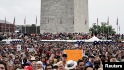 Los manifestantes participan en la 'Marcha por nuestras vidas', una de una serie de protestas nacionales contra la violencia armada, en Washington DC, el 11 de junio de 2022. 