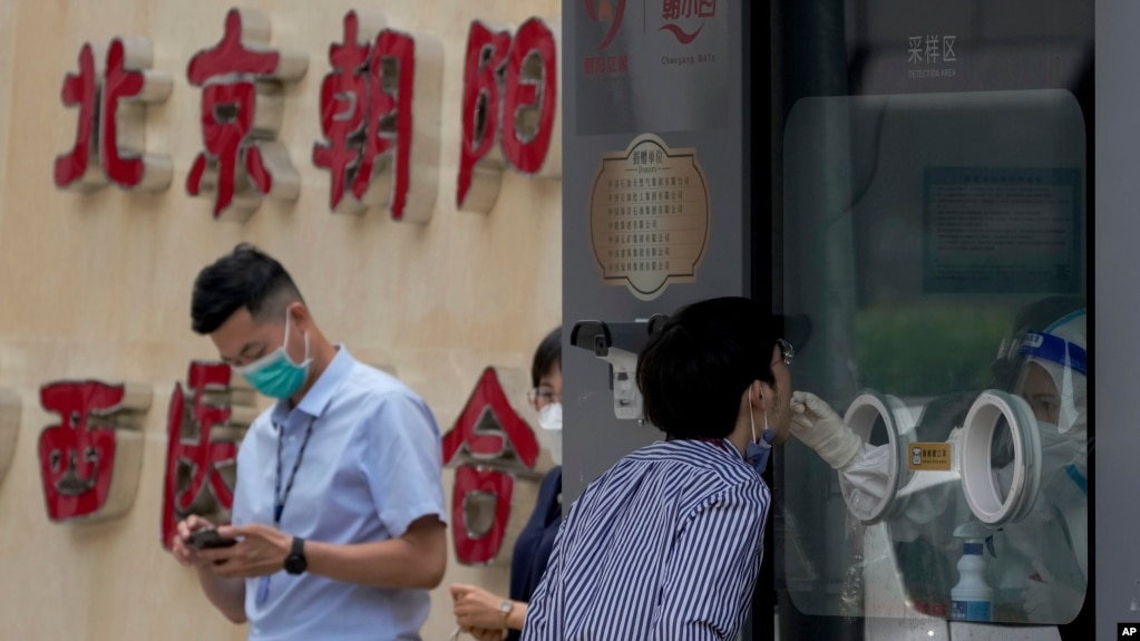 一名北京朝阳区市民正在接受新冠病毒核酸检测。(2022年6月13日)(photo:VOA)