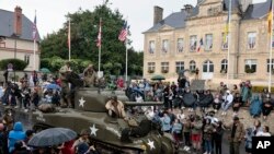 Un desfile en el poblado francés de Sainte-Mere-L'Eglise recuerda 78 aniversario de la invasión aliada contra la ocupación nazi en la Segunda Guerra Mundial el 6 de junio de 2022. Foto AP.