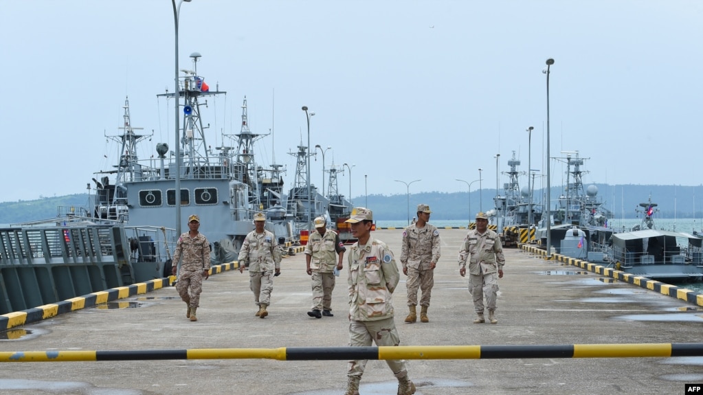 Các nhân viên hải quân Campuchia trên cầu cảng ở căn cứ hải quân Ream ở tỉnh Preah Sihanouk ngày 26/7/2019. Trung Quốc đang giúp Campuchia nâng cấp căn cứ này và sẽ được sử dụng một phần của nó.