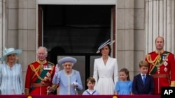 Desde la izquierda: Camilla, duquesa de Cornualles, el príncipe Carlos, la reina Isabel II, el príncipe Luis, Kate, duquesa de Cambridge, la princesa Charlotte, el príncipe George y el príncipe William en el balcón del Palacio de Buckingham.