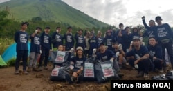 Sejumlah aktivis lingkungan salah satunya dari Trashbag Community, melakukan aksi pungut sampah di gunung. (Foto: VOA/Petrus Riski)