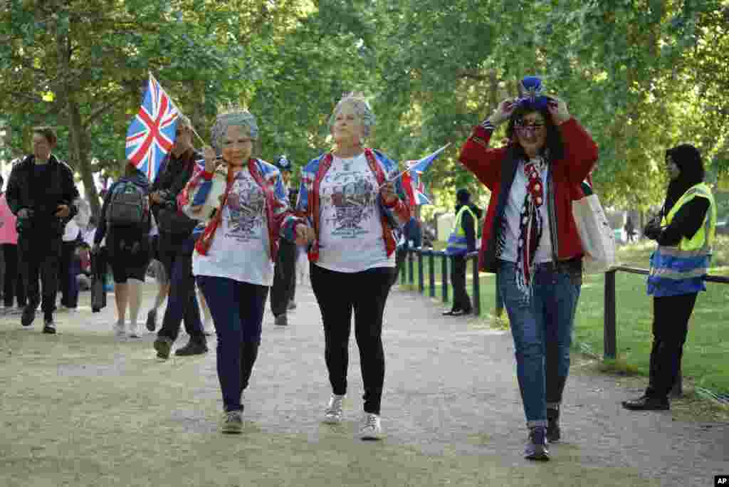 Royal fans walk alongside the Mall leading to Buckingham Palace in London, June 2, 2022, on the first of four days of celebrations to mark the Platinum Jubilee. 