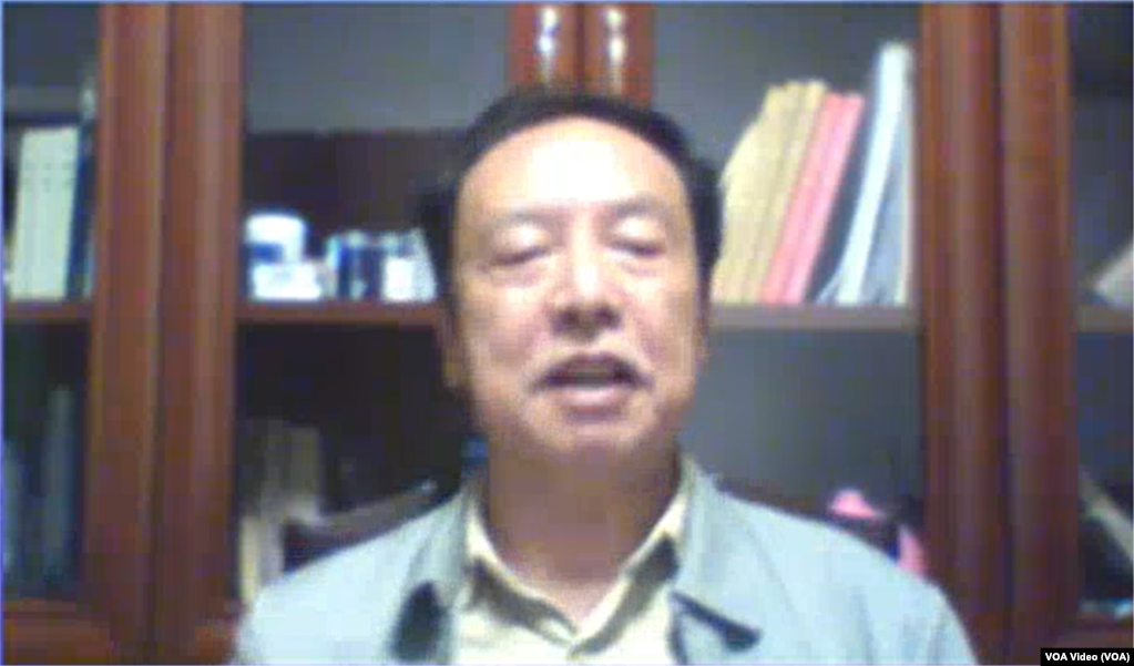 《大逃港》作者陈秉安接受美国之音采访。（美国之音视频截图）(photo:VOA)