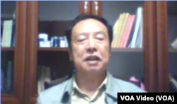 《大逃港》作者陈秉安接受美国之音采访。（美国之音视频截图）