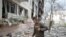 ARCHIVO: El residente local Viacheslav camina sobre los escombros de un edificio residencial dañado por un ataque militar, mientras continúa el ataque de Rusia contra Ucrania, en Sievierodonetsk, región de Lugansk, Ucrania, el 16 de abril de 2022.
