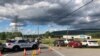 Patrullas bloquean una calle frente a una instalación donde se produjo un tiroteo cerca de Smithsburg, Maryland, el jueves 9 de junio de 2022. (AP Foto/Michael Kunzelman)