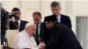 Menag Yaqut Cholil Qoumas bertemu Paus Fransiskus di Vatikan, Rabu (8/6/2022). (Foto: Courtesy/Kemenag)
