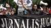 FILE - Aksi turun ke jalan jurnalis Indonesia bersama dengan buruh Indonesia dalam rangka memperingati May Day di Jakarta, 1 Mei 2007. (Foto: AFP)