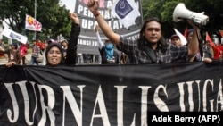 FILE - Aksi turun ke jalan jurnalis Indonesia bersama dengan buruh Indonesia dalam rangka memperingati May Day di Jakarta, 1 Mei 2007. (Foto: AFP)