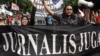 Wartawan nasional mengangkat tangan saat mereka berbaris bersama dengan buruh Indonesia selama rapat umum untuk memperingati May Day di Jakarta, 1 Mei 2007. (Foto: AFP)