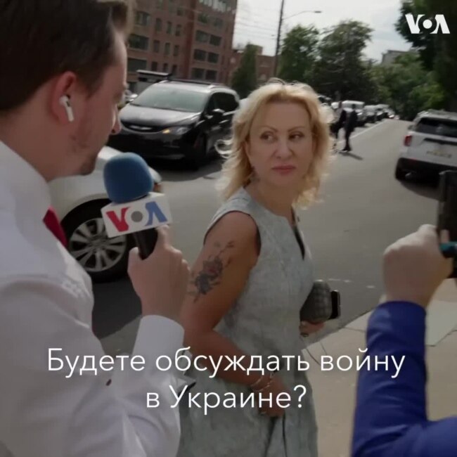 Гостей посольства РФ встретили противники войны в Украине
