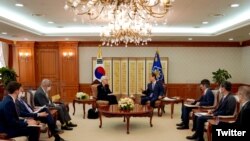 웬디 셔먼(가운데 왼쪽) 미 국무부 부장관이 7일 서울에서 한덕수(가운데 오른쪽) 한국 국무총리와 회동하고 있다. (셔먼 부장관 공식 트위터)