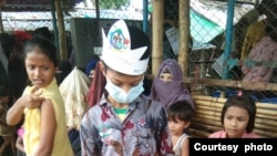 ရိုဟင်ဂျာကလေးငယ်များ ကိုဗစ်ကာကွယ်ဆေးထိုးနှံနေကြစဉ်။ ( Credit - Rohingya Refugee Aung Myaine)