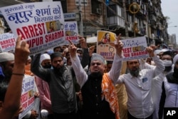 Muslim India meneriakkan slogan-slogan di Mumbai, Senin, 6 Juni 2022 dalam aksi protes atas pernyataan pejabat tinggi di partai nasionalis Hindu yang berkuasa, yang dianggap menghina Islam dan Nabi Muhammad.