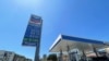 Daftar harga gas terlihat di stasiun pengisian milik Chevron di Los Angeles, California, pada 30 Mei 2022. (Foto: Reuters/Lucy Nicholson)