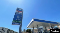 Daftar harga gas terlihat di stasiun pengisian milik Chevron di Los Angeles, California, pada 30 Mei 2022. (Foto: Reuters/Lucy Nicholson)