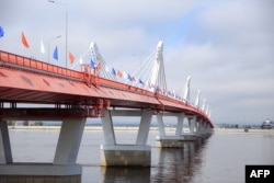 Peresmian jembatan perbatasan pertama di atas sungai Amur (Heilongjiang) yang menghubungkan kota Blagoveshchensk di Rusia dan kota Heihe di China, 10 Juni 2022. (Foto: Handout / Layanan pers Pemerintah wilayah Amur / AFP)