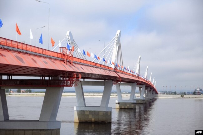 Peresmian jembatan perbatasan pertama di atas sungai Amur (Heilongjiang) yang menghubungkan kota Blagoveshchensk di Rusia dan kota Heihe di China, 10 Juni 2022. (Foto: Handout / Layanan pers Pemerintah wilayah Amur / AFP)