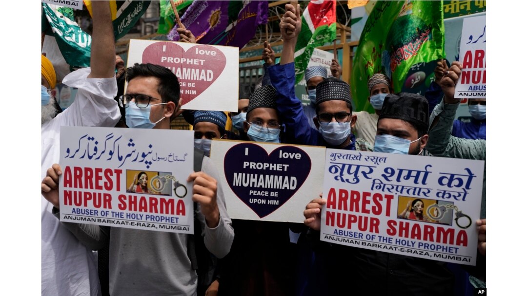 Muslim India memegang plakat menuntut penangkapan Nupur Sharma, juru bicara partai nasionalis Hindu yang berkuasa, yang menghina Islam dan Nabi Muhammad dalam aksi protes di Mumbai, India, Senin, 6 Juni 2022.
