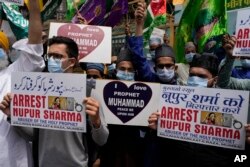 Muslim India memegang plakat menuntut penangkapan Nupur Sharma, juru bicara partai nasionalis Hindu yang berkuasa, yang menghina Islam dan Nabi Muhammad dalam aksi protes di Mumbai, India, Senin, 6 Juni 2022.