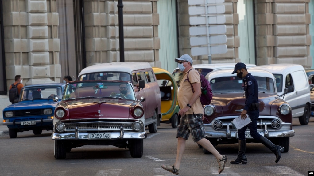 Un turista británico camina por La Habana Vieja tras llegar a La Habana, Cuba el 18 de mayo de 2022. [AP]