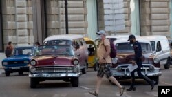 Un turista británico camina por La Habana Vieja tras llegar a La Habana, Cuba el 18 de mayo de 2022. [AP]